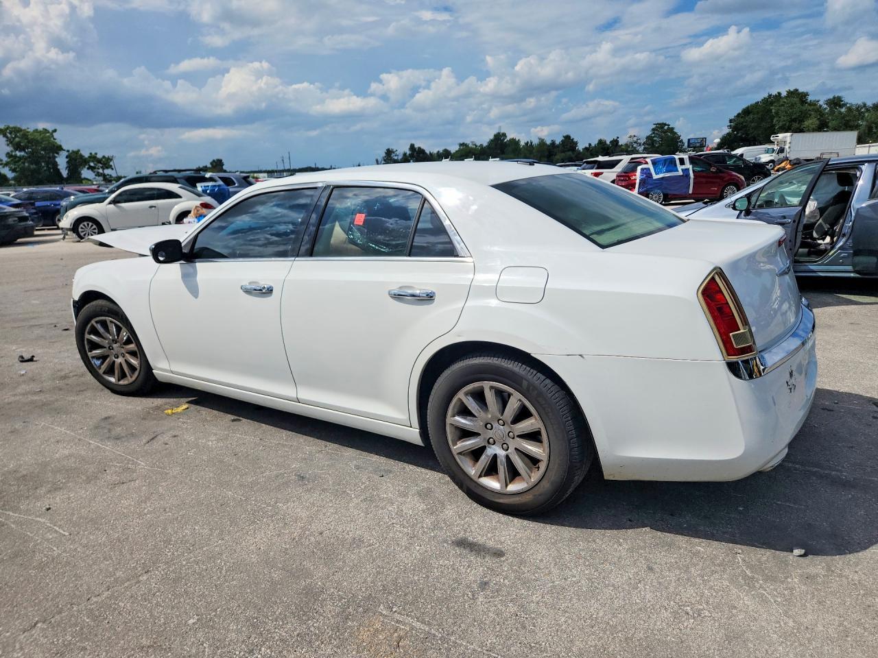 2013 CHRYSLER 300C — Фото 2 из 12