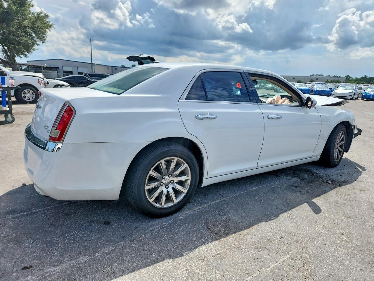 2013 CHRYSLER 300C — Фото 3 из 12