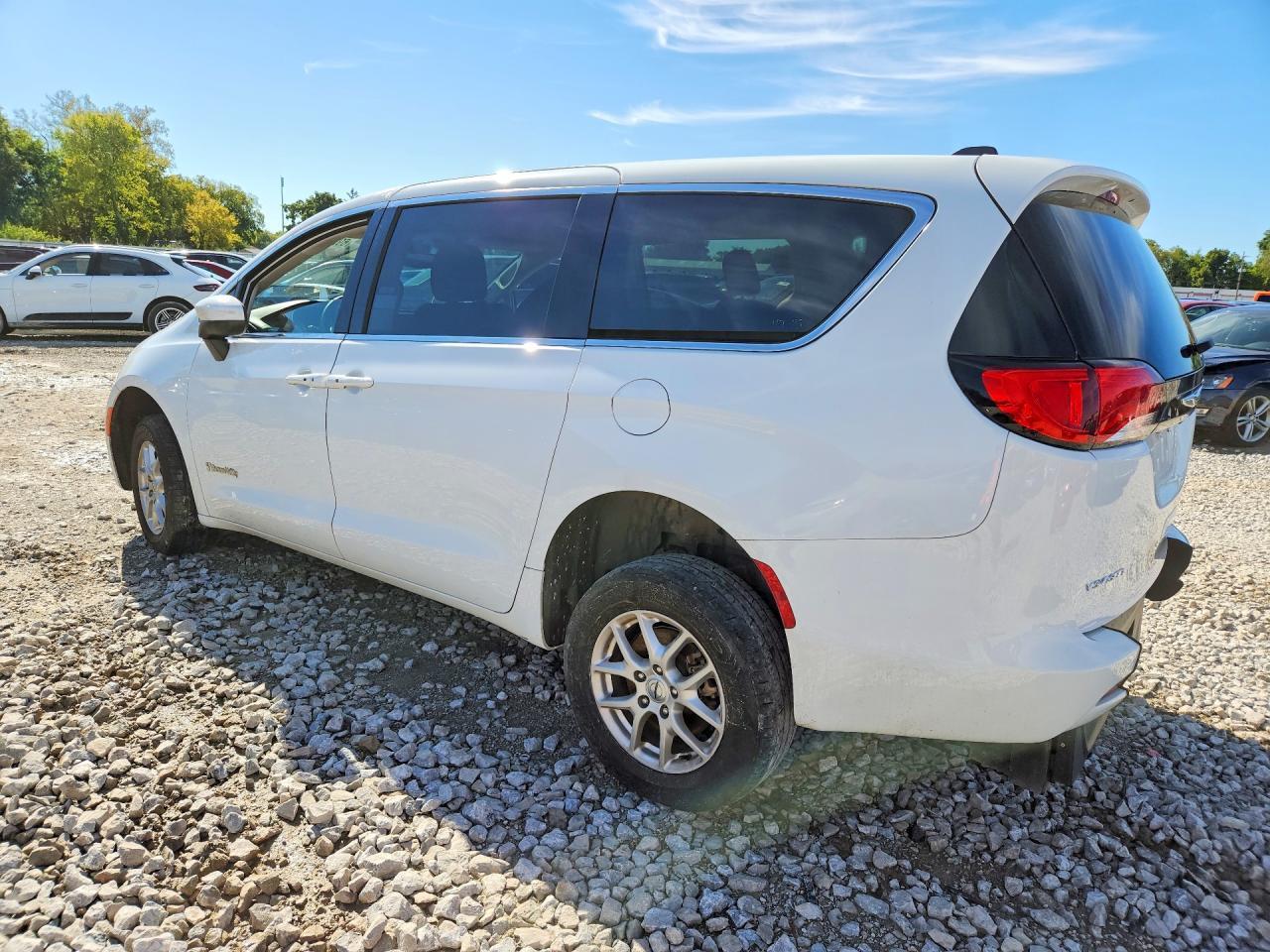 2023 CHRYSLER VOYAGER LX — Фото 2 из 13