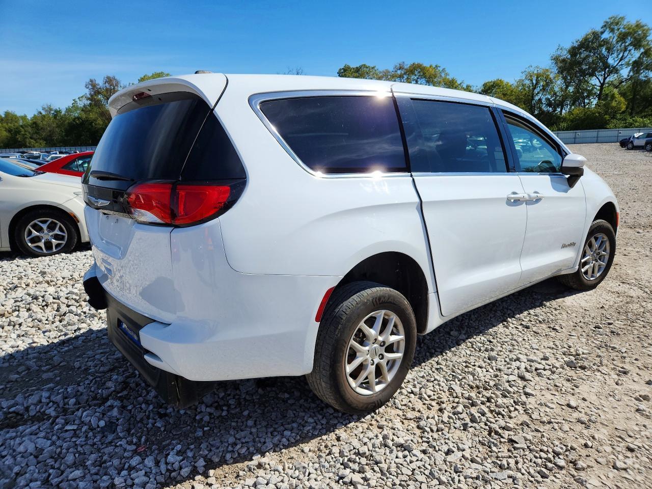 2023 CHRYSLER VOYAGER LX — Фото 3 из 13