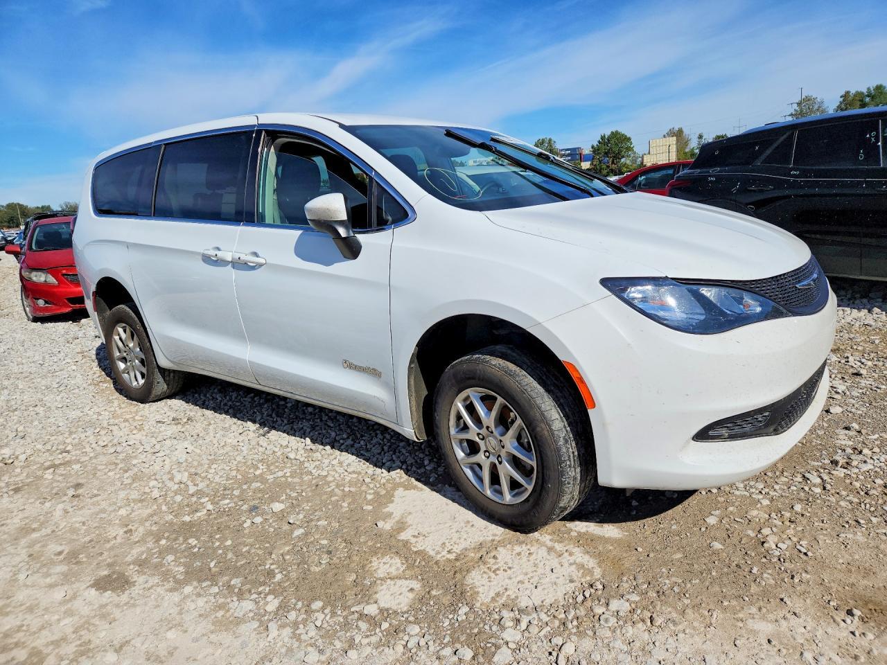 2023 CHRYSLER VOYAGER LX — Фото 4 из 13