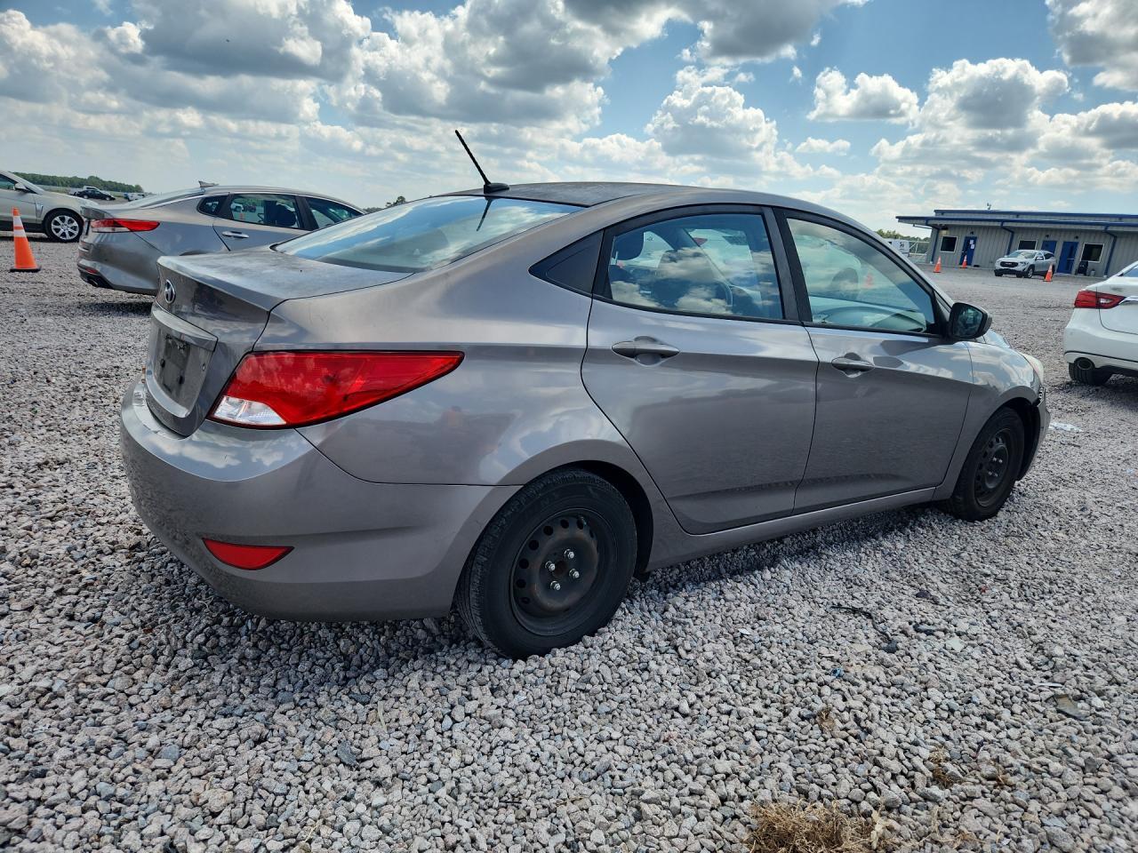 2017 HYUNDAI ACCENT SE — Фото 3 из 12