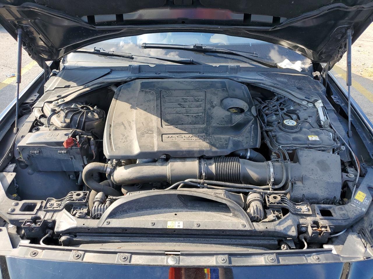 2020 JAGUAR XE S — Фото 11 из 12
