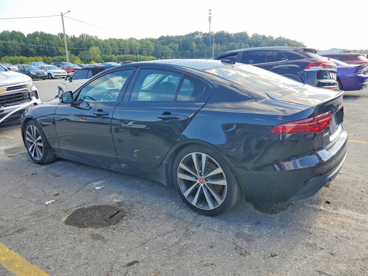2020 JAGUAR XE S — Фото 2 из 12