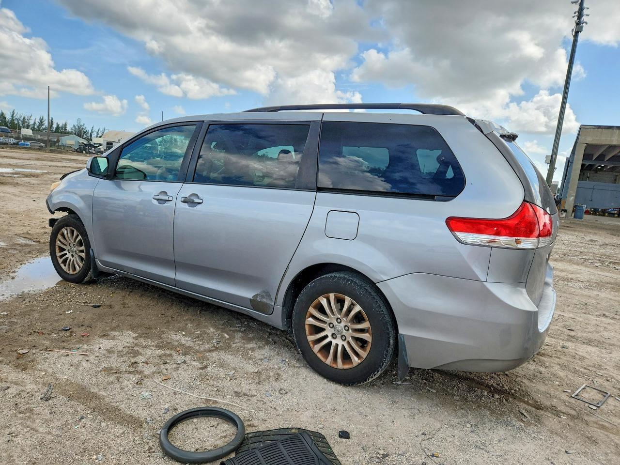 2012 TOYOTA SIENNA XLE 8-PASSENGER — Фото 2 из 14