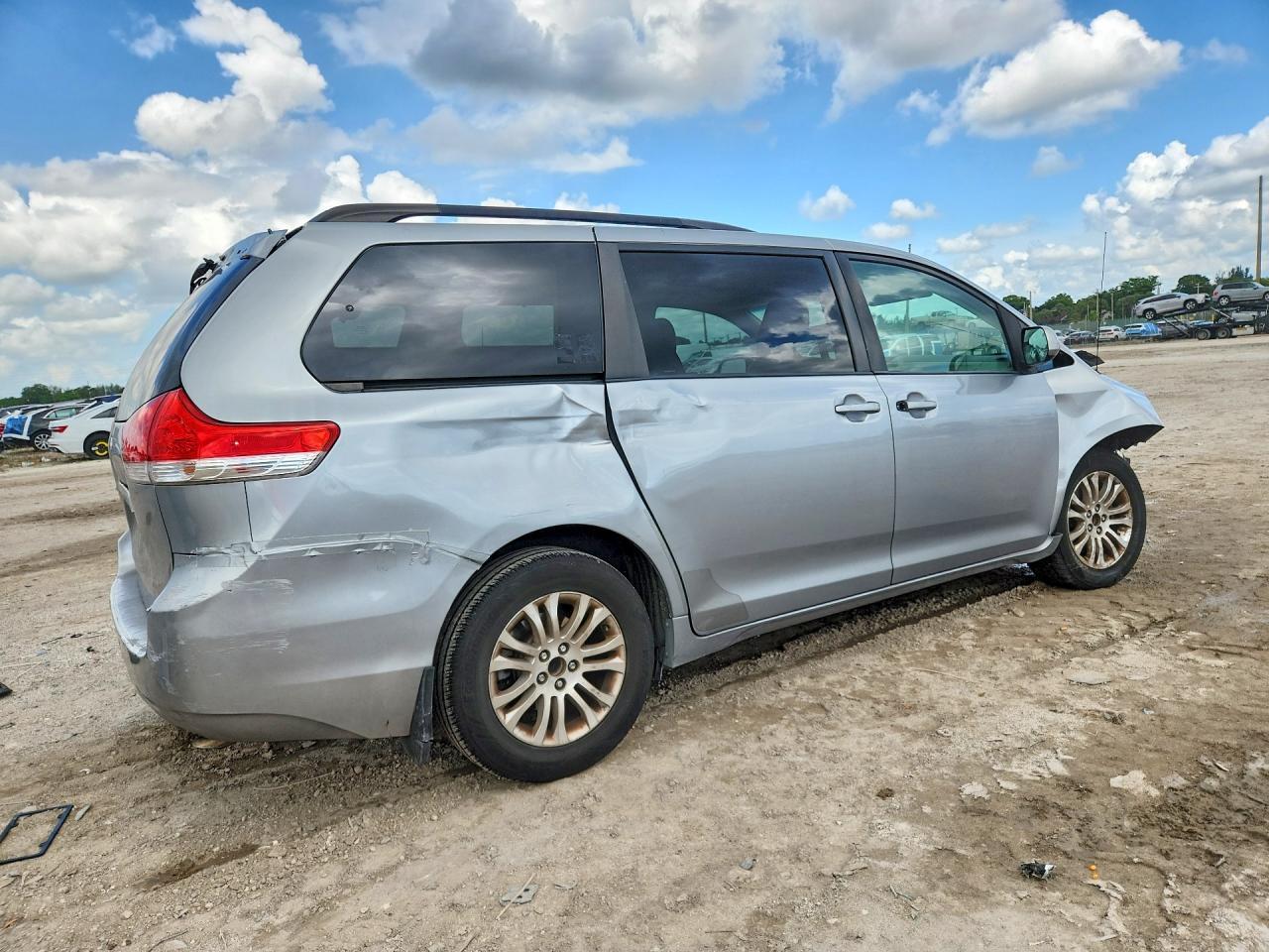 2012 TOYOTA SIENNA XLE 8-PASSENGER — Фото 3 из 14