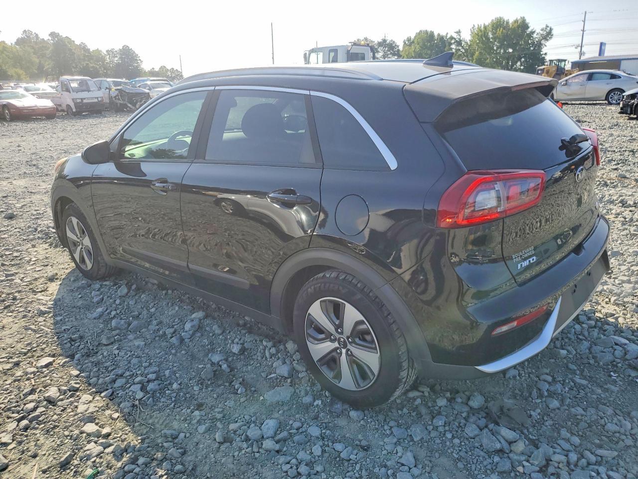 2017 KIA NIRO LX — Фото 2 из 13
