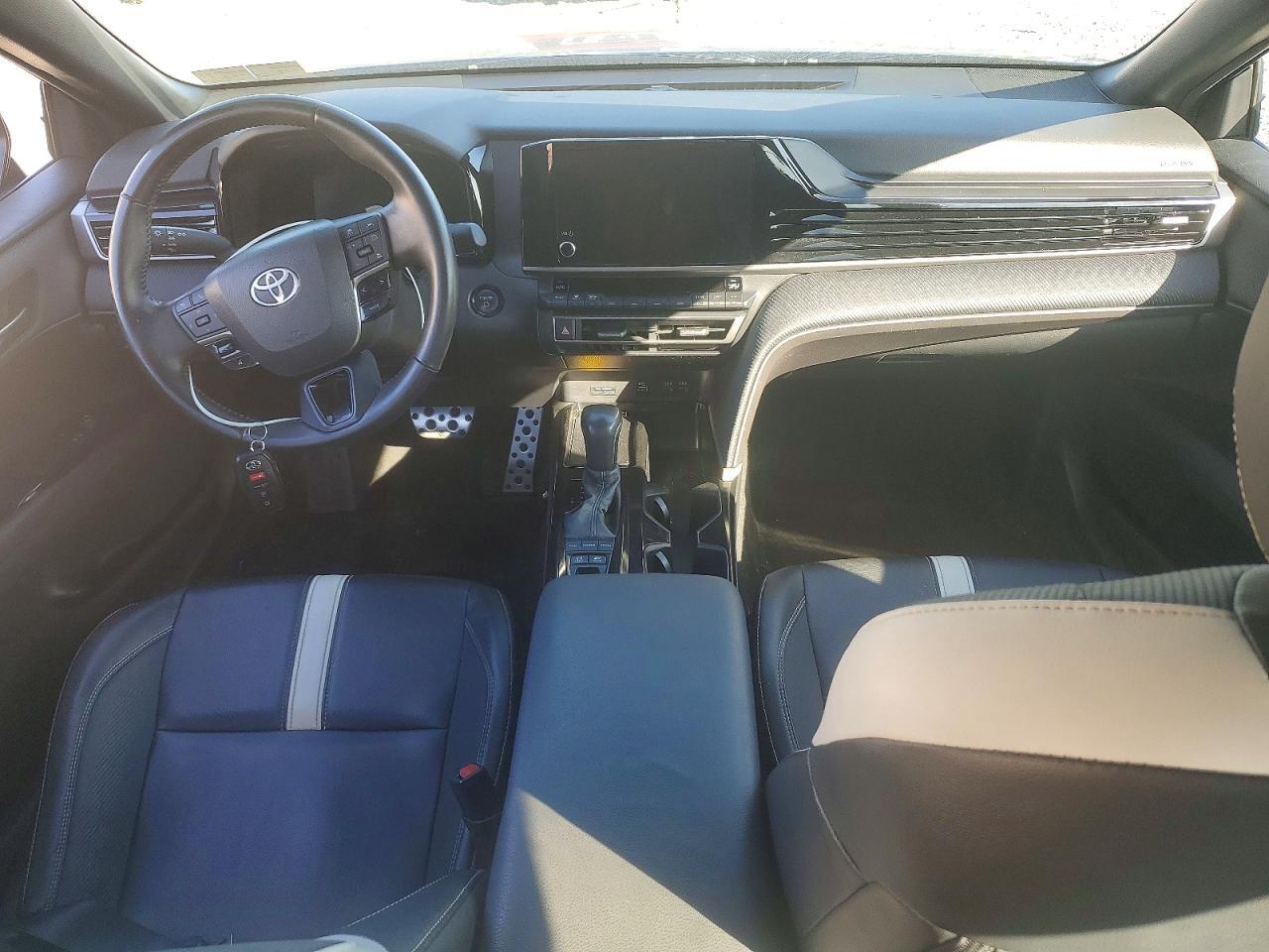 2025 TOYOTA CAMRY SE — Фото 8 из 12