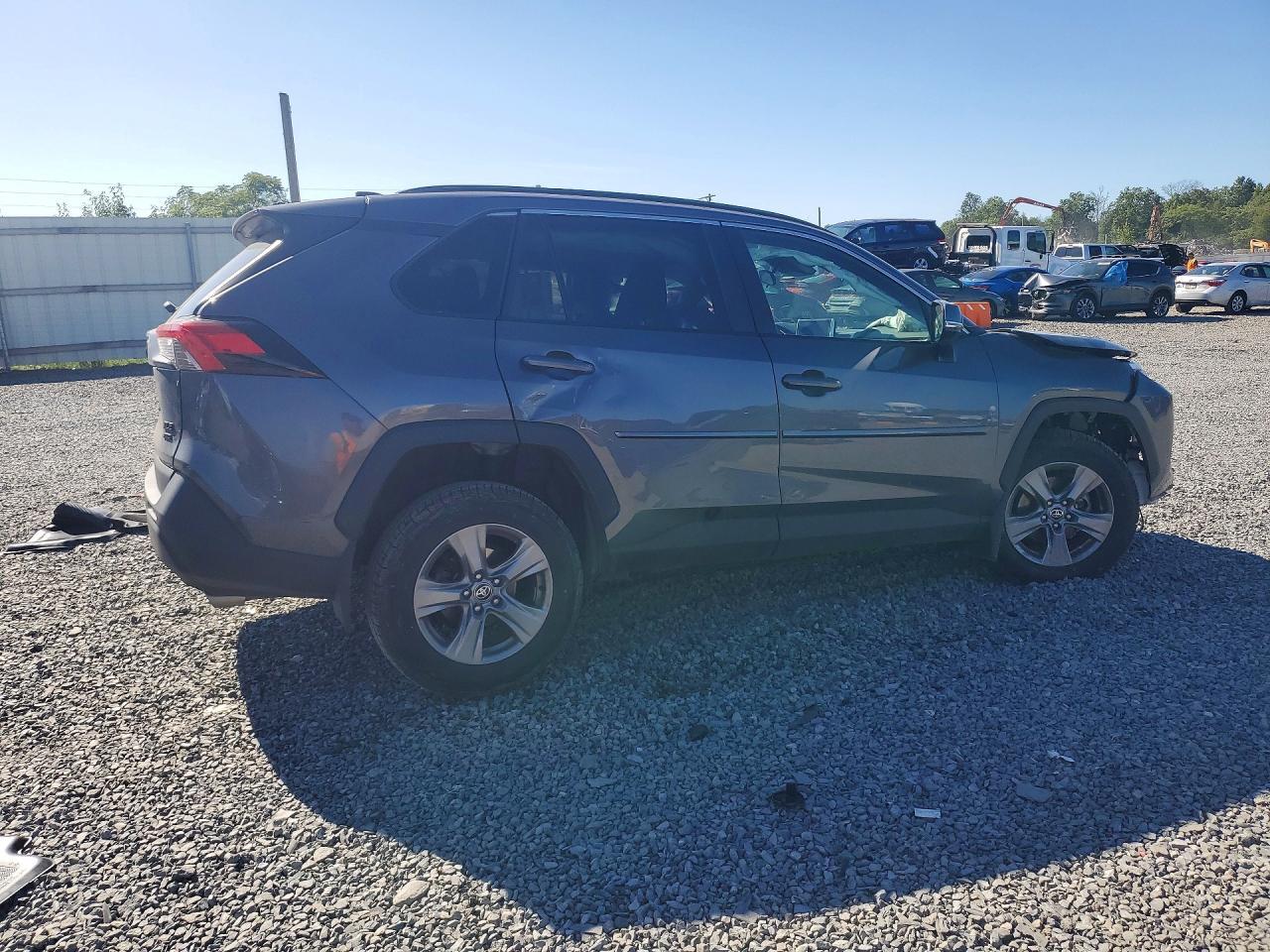 2024 TOYOTA RAV4 XLE — Фото 3 из 13