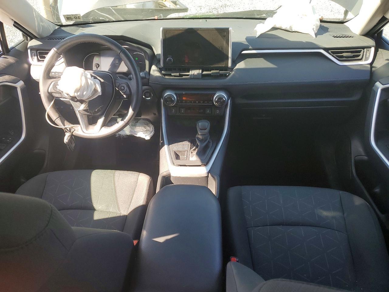 2024 TOYOTA RAV4 XLE — Фото 8 из 13
