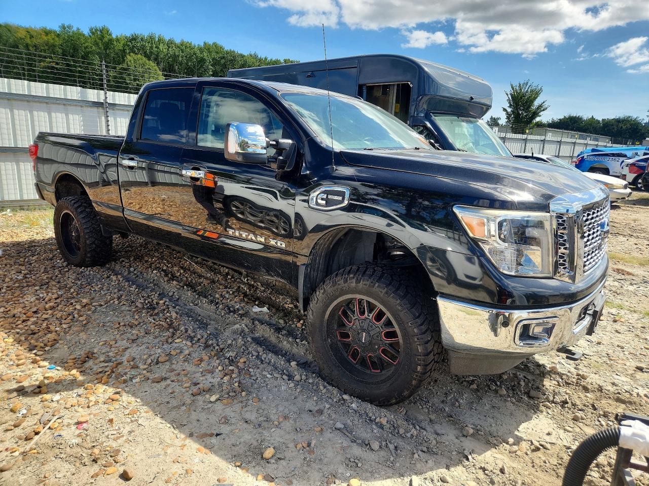 2017 NISSAN TITAN XD S — Фото 4 из 12