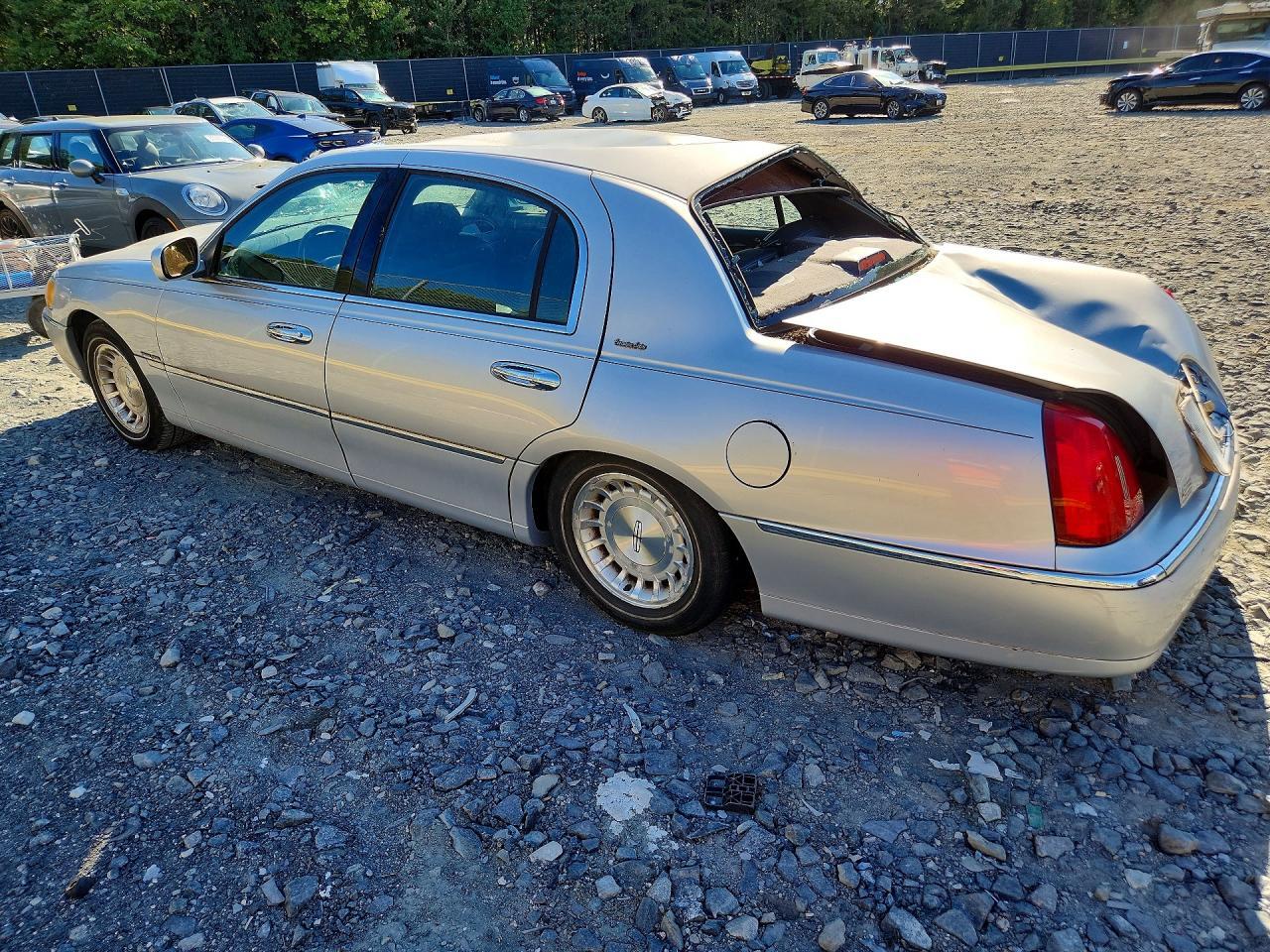 1999 LINCOLN TOWN CAR EXECUTIVE — Фото 2 из 12