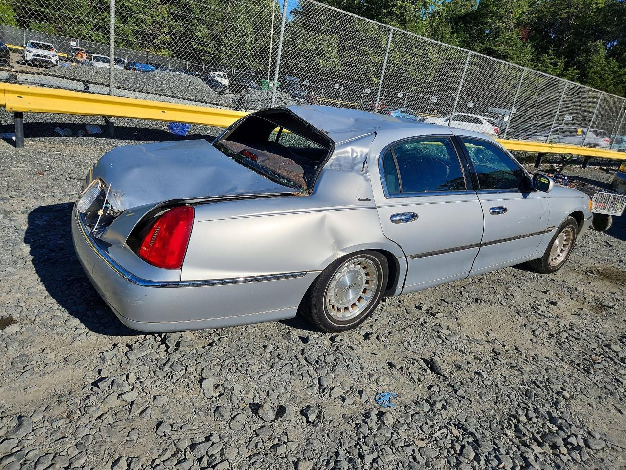 1999 LINCOLN TOWN CAR EXECUTIVE — Фото 3 из 12