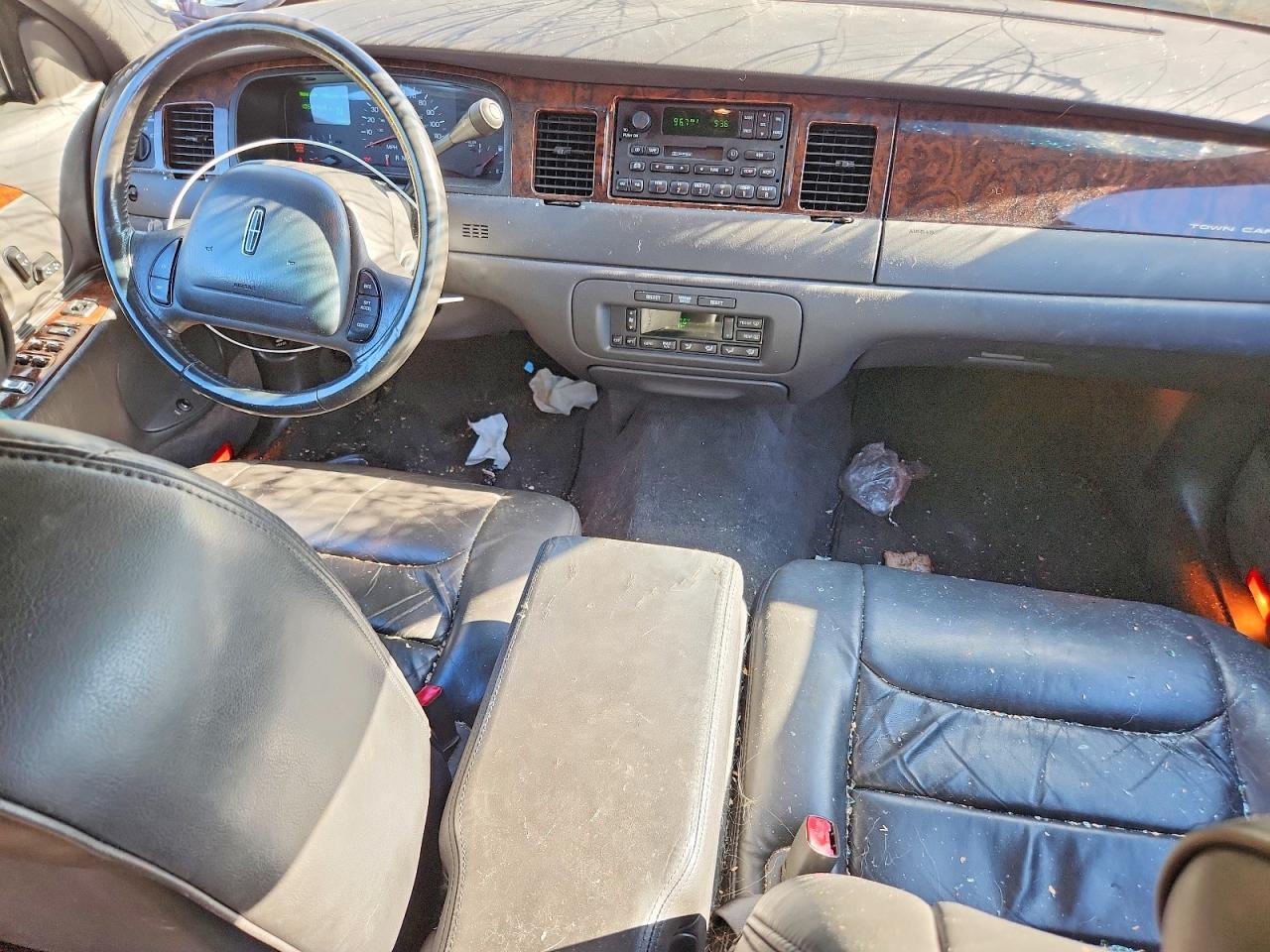 1999 LINCOLN TOWN CAR EXECUTIVE — Фото 8 из 12