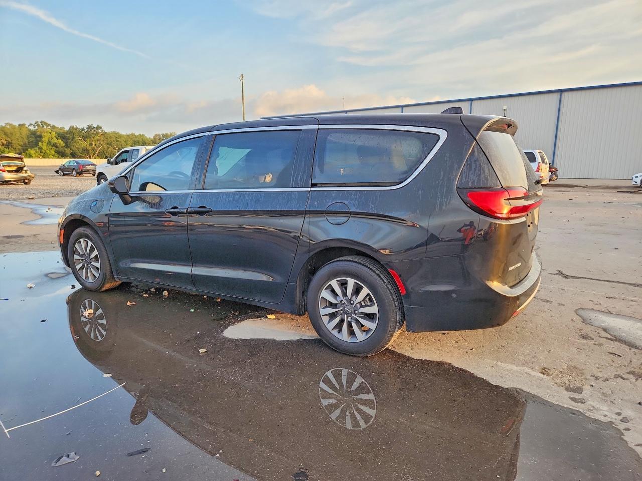 2023 CHRYSLER PACIFICA HYBRID TOURING L — Фото 2 из 13