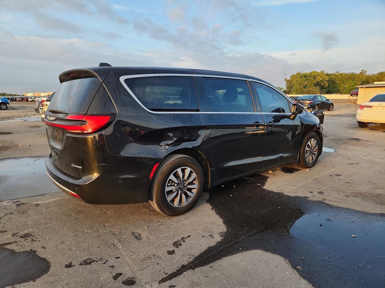 2023 CHRYSLER PACIFICA HYBRID TOURING L — Фото 3 из 13