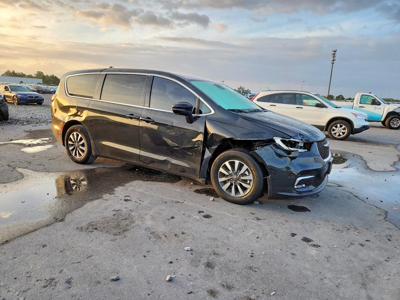 2023 CHRYSLER PACIFICA HYBRID TOURING L — Фото 4 из 13