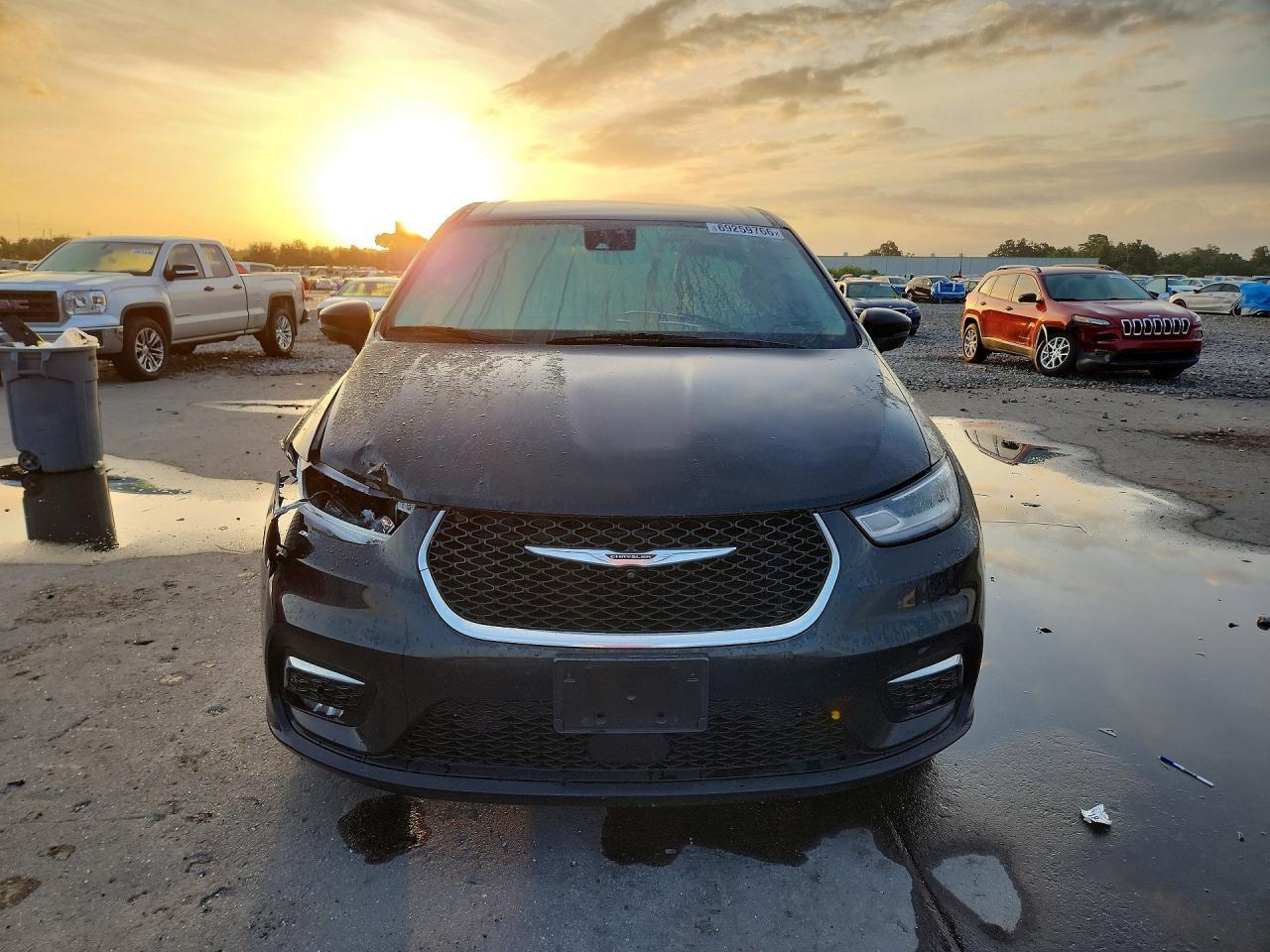 2023 CHRYSLER PACIFICA HYBRID TOURING L — Фото 5 из 13