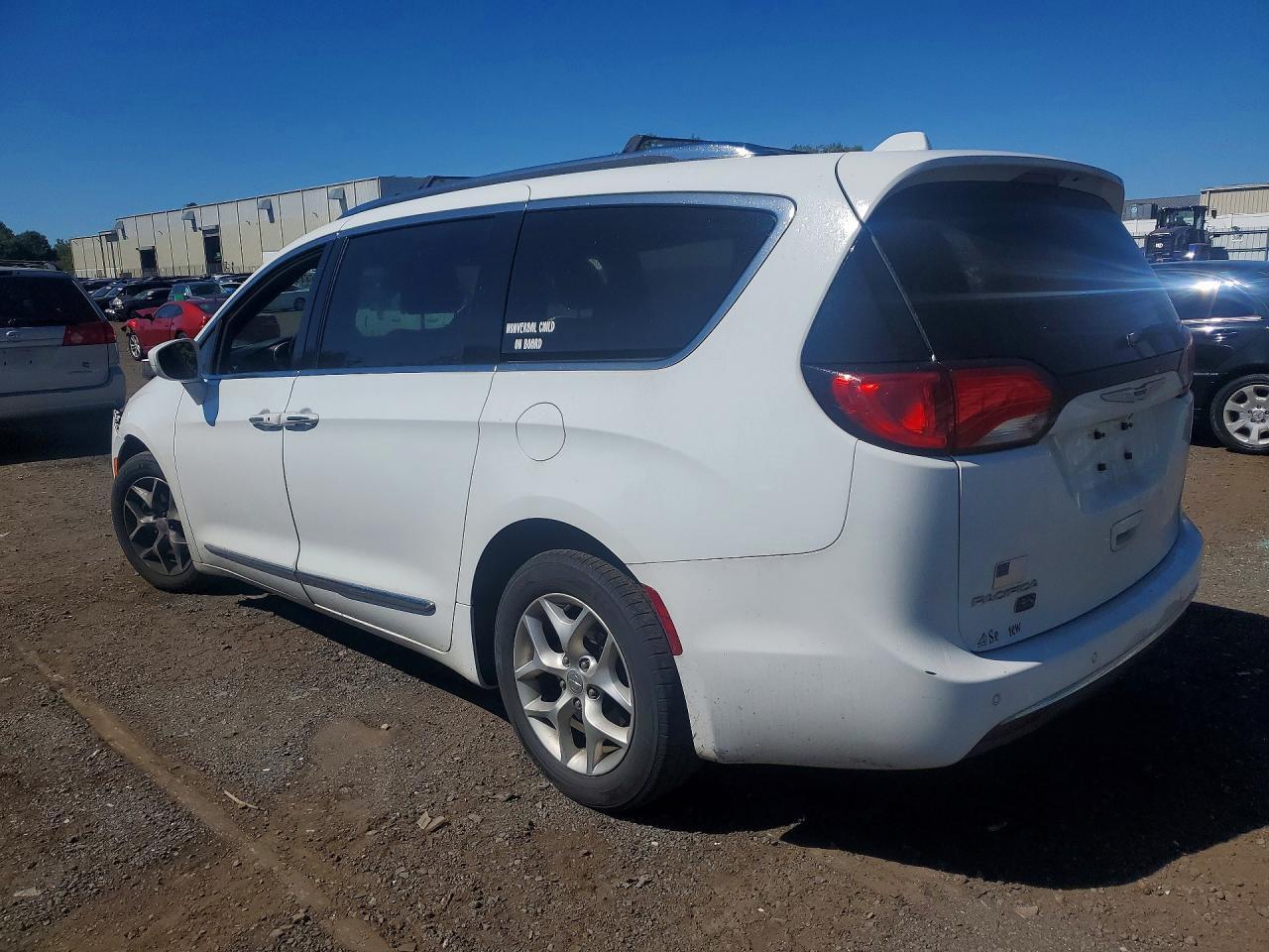 2020 CHRYSLER PACIFICA TOURING L — Фото 2 из 13