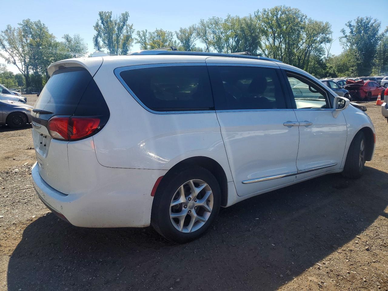 2020 CHRYSLER PACIFICA TOURING L — Фото 3 из 13