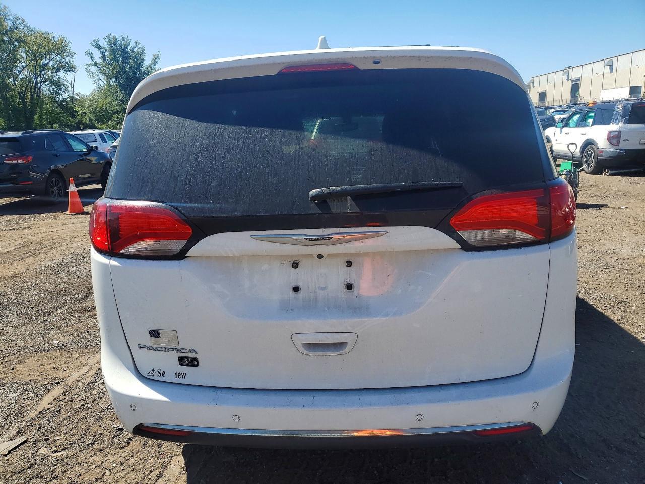 2020 CHRYSLER PACIFICA TOURING L — Фото 6 из 13
