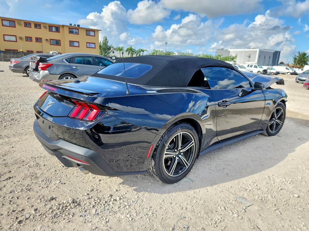 2025 FORD MUSTANG — Фото 3 из 13