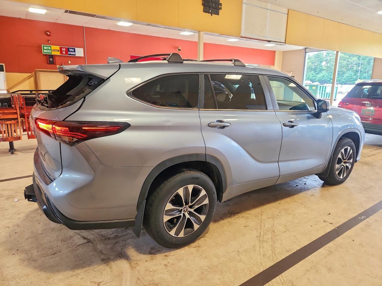 2024 TOYOTA HIGHLANDER XLE — Фото 3 из 13