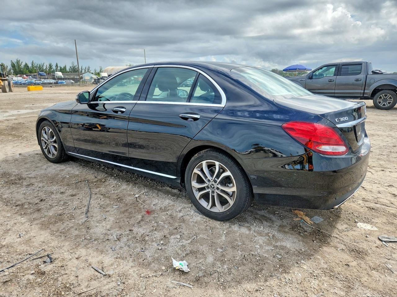 2017 MERCEDES-BENZ C 300 — Фото 2 из 12