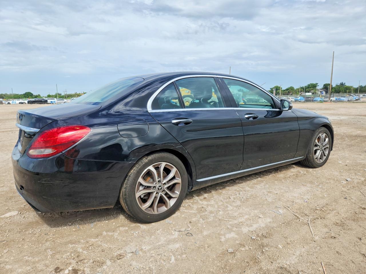 2017 MERCEDES-BENZ C 300 — Фото 3 из 12