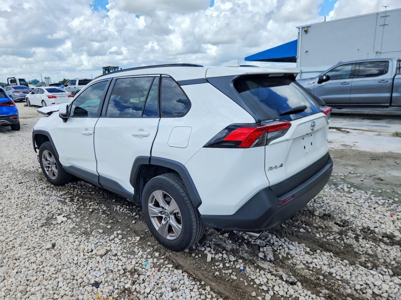 2023 TOYOTA RAV4 XLE — Фото 2 из 13