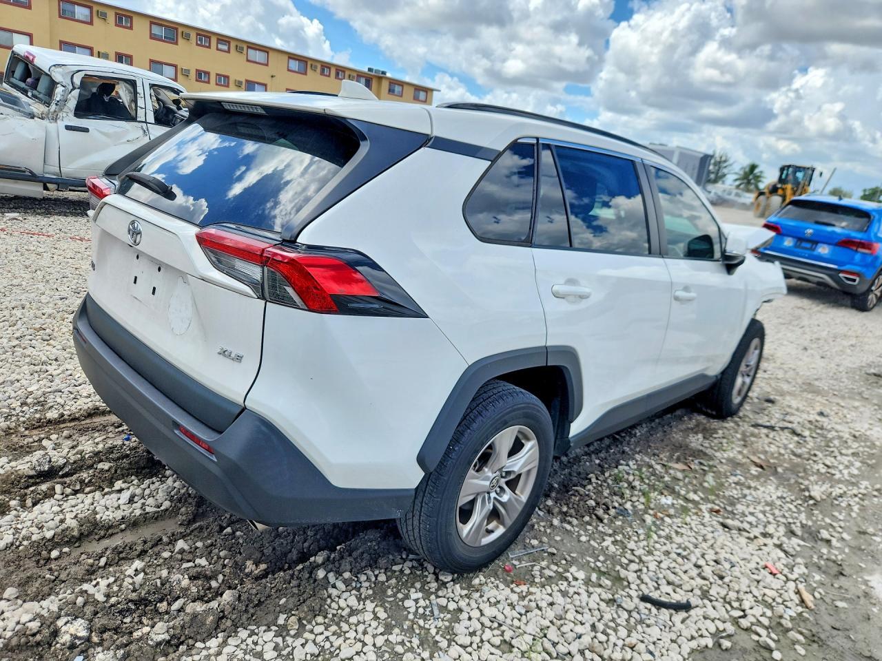 2023 TOYOTA RAV4 XLE — Фото 3 из 13