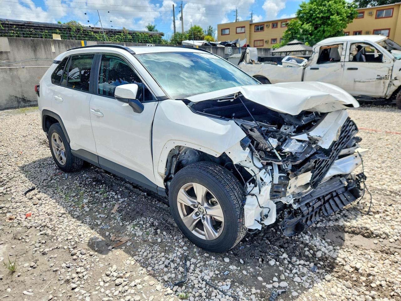 2023 TOYOTA RAV4 XLE — Фото 4 из 13