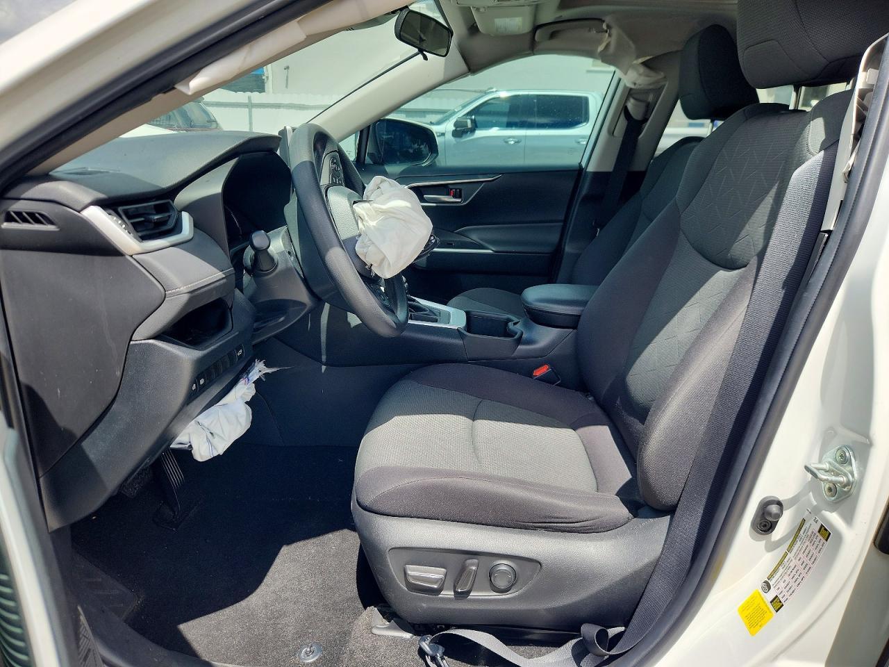 2023 TOYOTA RAV4 XLE — Фото 7 из 13