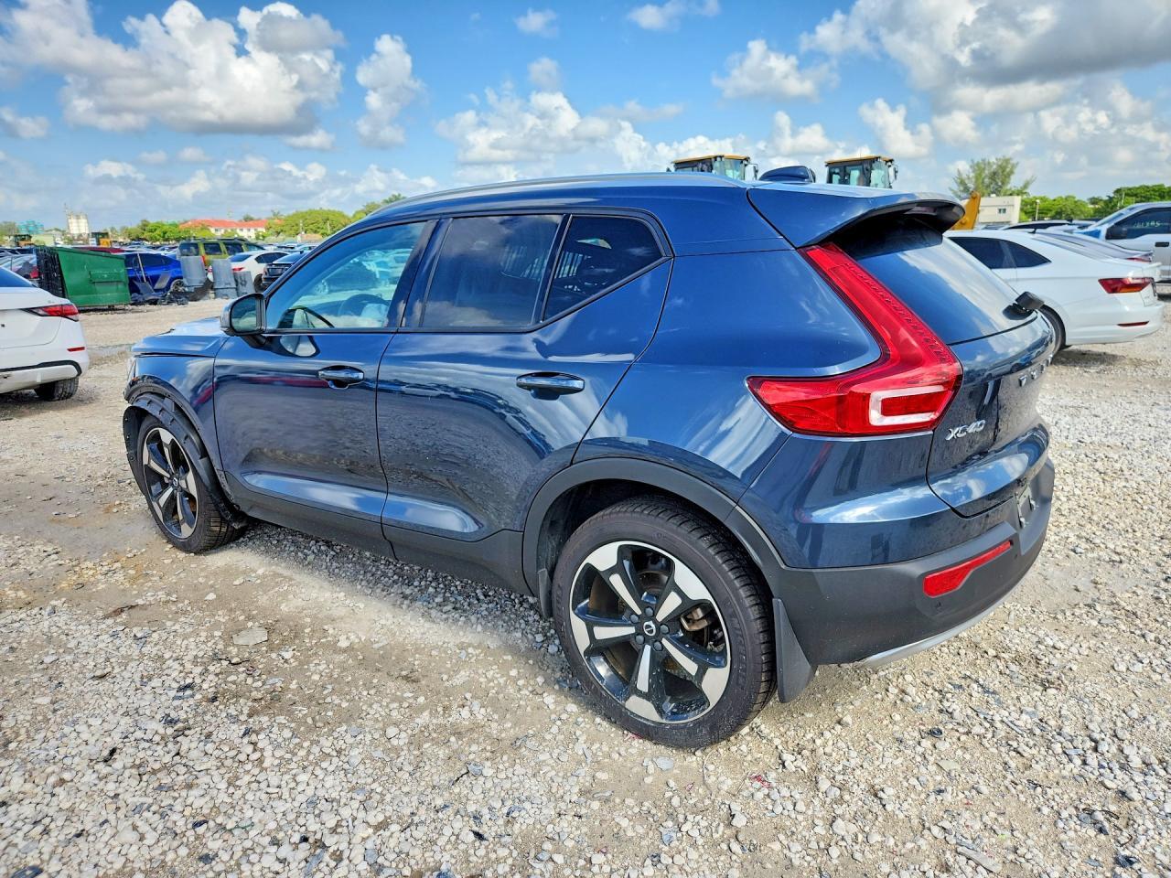 2022 VOLVO XC40 T5 MOMENTUM — Фото 2 из 14