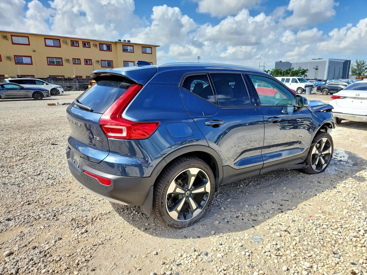 2022 VOLVO XC40 T5 MOMENTUM — Фото 3 из 14