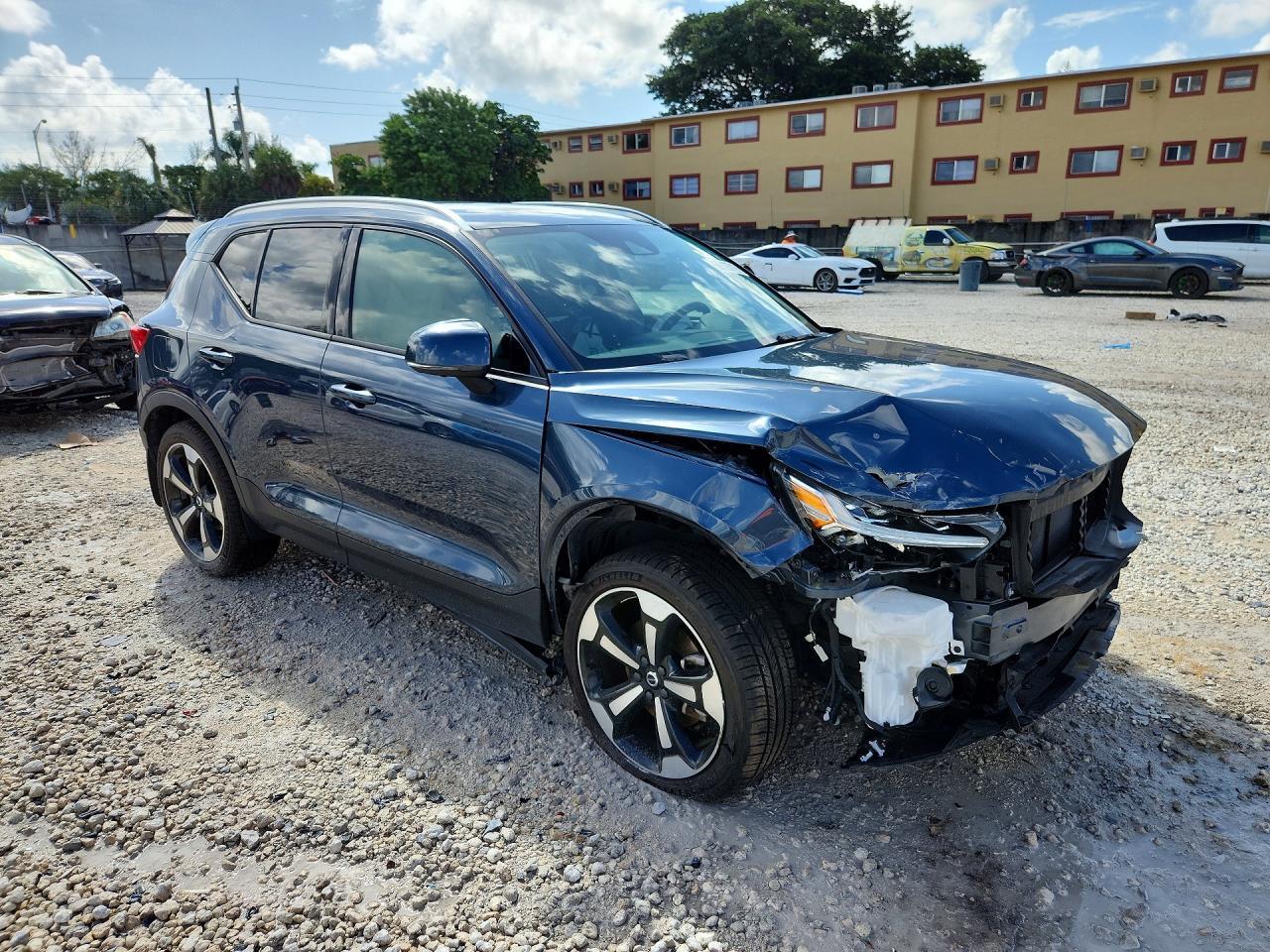 2022 VOLVO XC40 T5 MOMENTUM — Фото 4 из 14