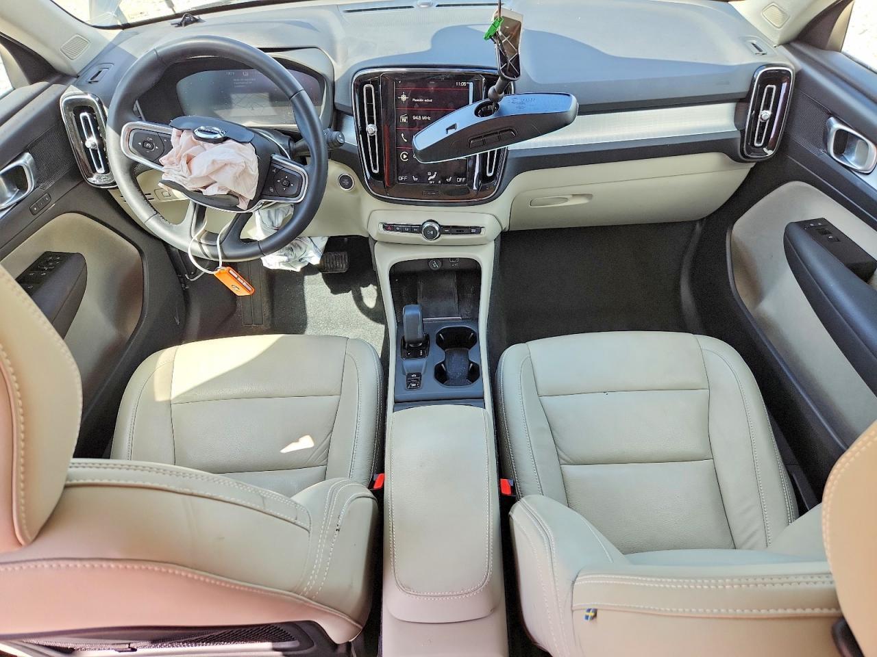 2022 VOLVO XC40 T5 MOMENTUM — Фото 8 из 14