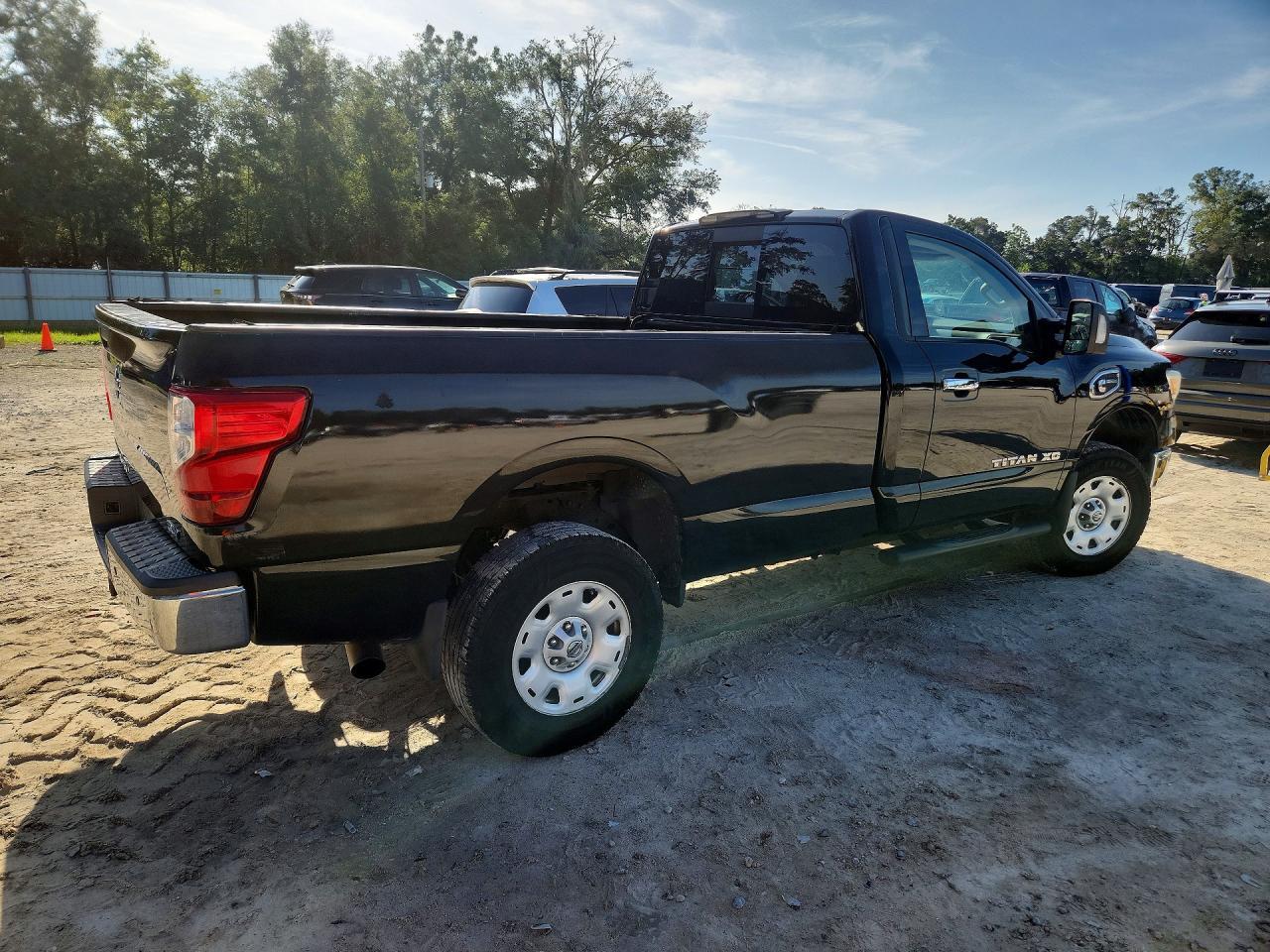 2017 NISSAN TITAN XD SV — Фото 3 из 12