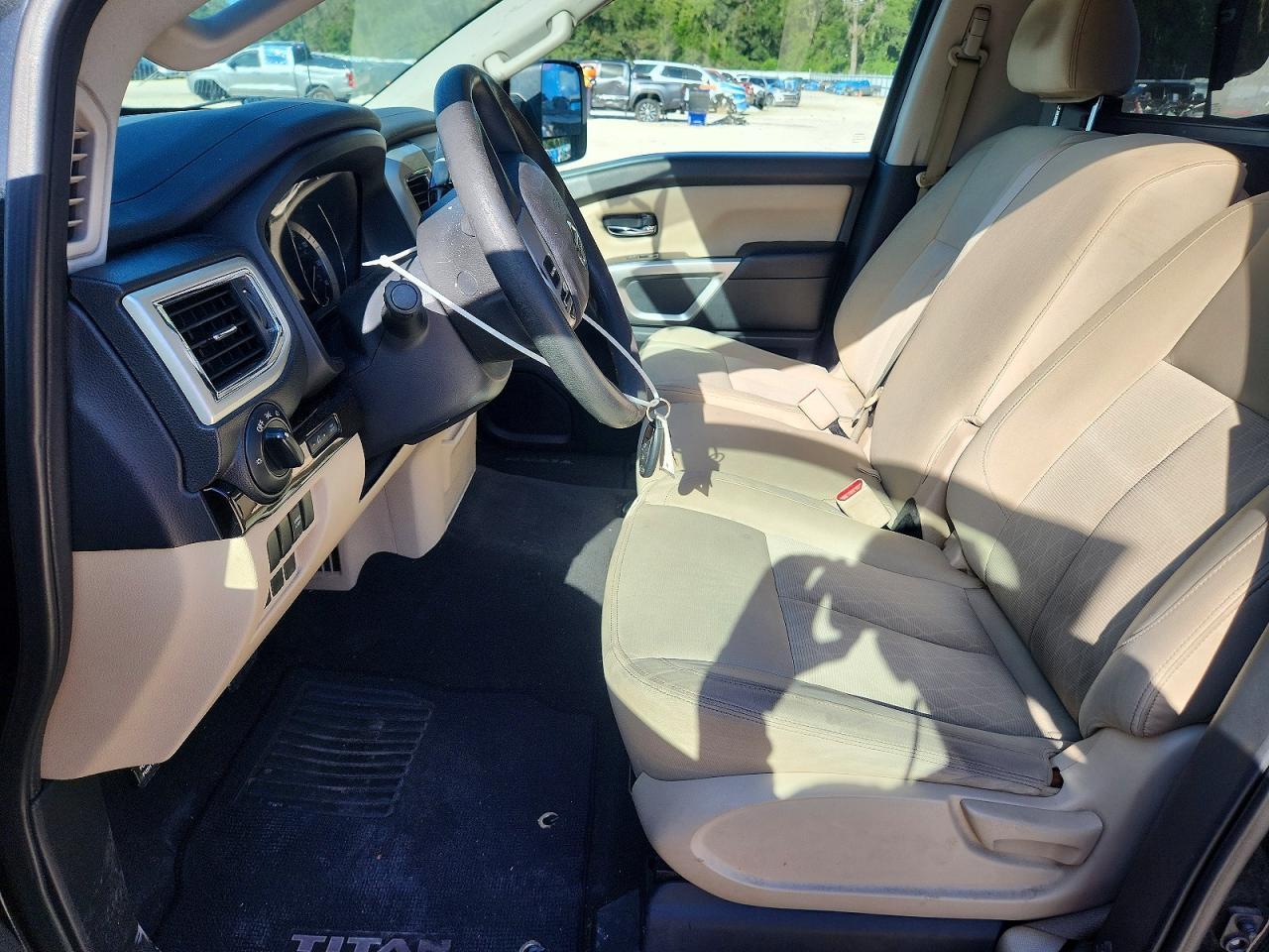 2017 NISSAN TITAN XD SV — Фото 7 из 12