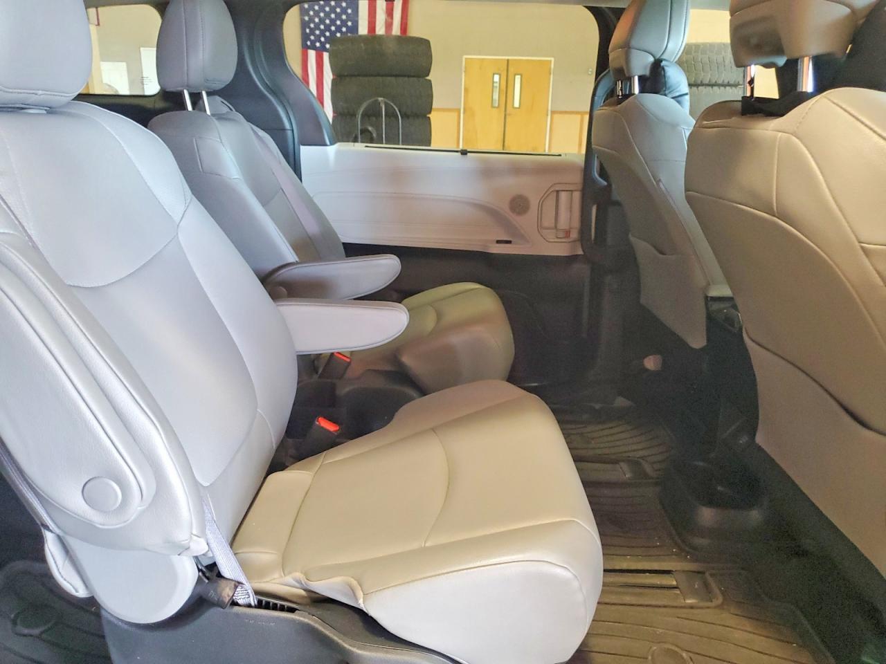 2025 TOYOTA SIENNA XLE 7-PASSENGER — Фото 10 из 12