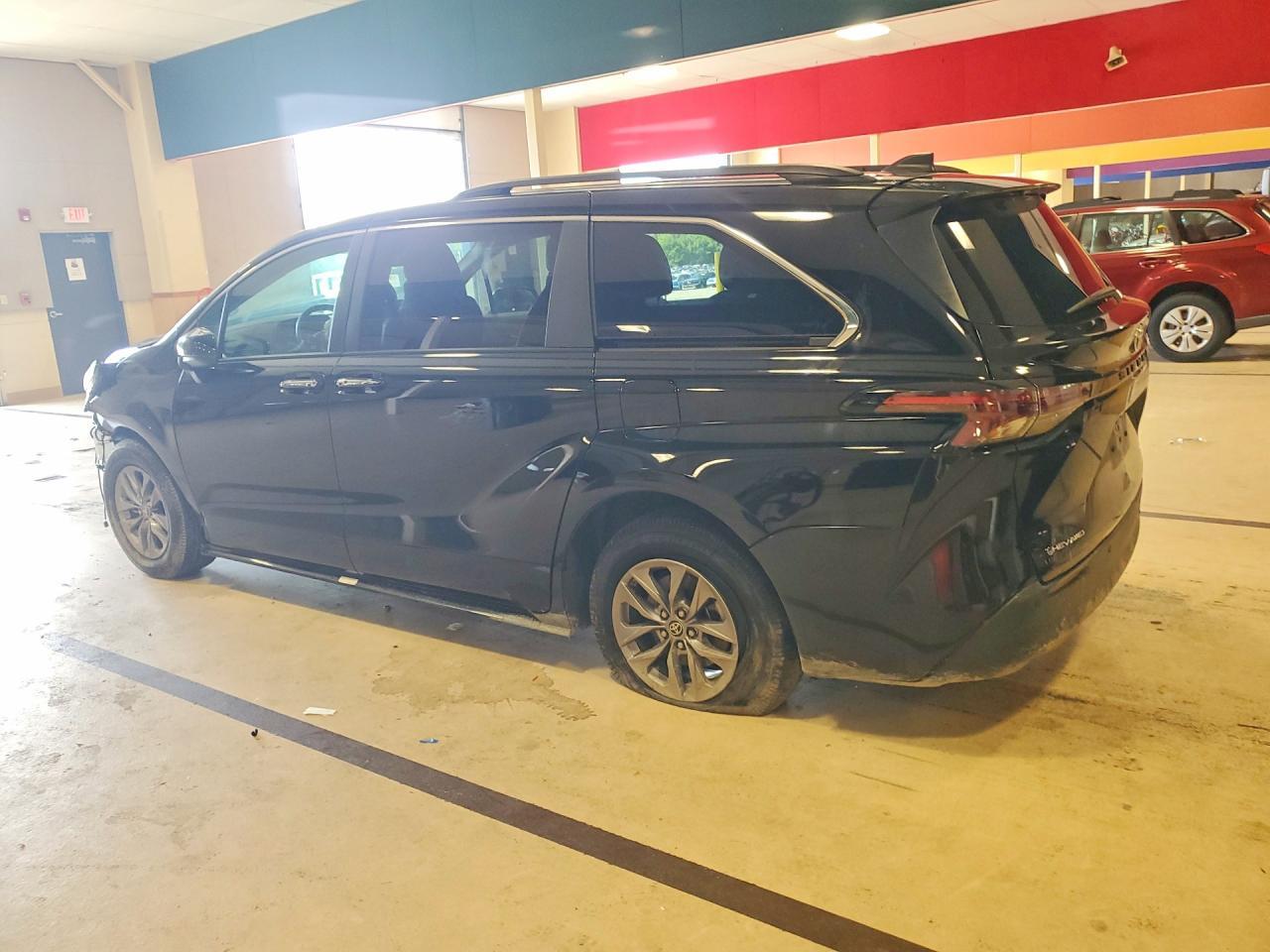 2025 TOYOTA SIENNA XLE 7-PASSENGER — Фото 2 из 12