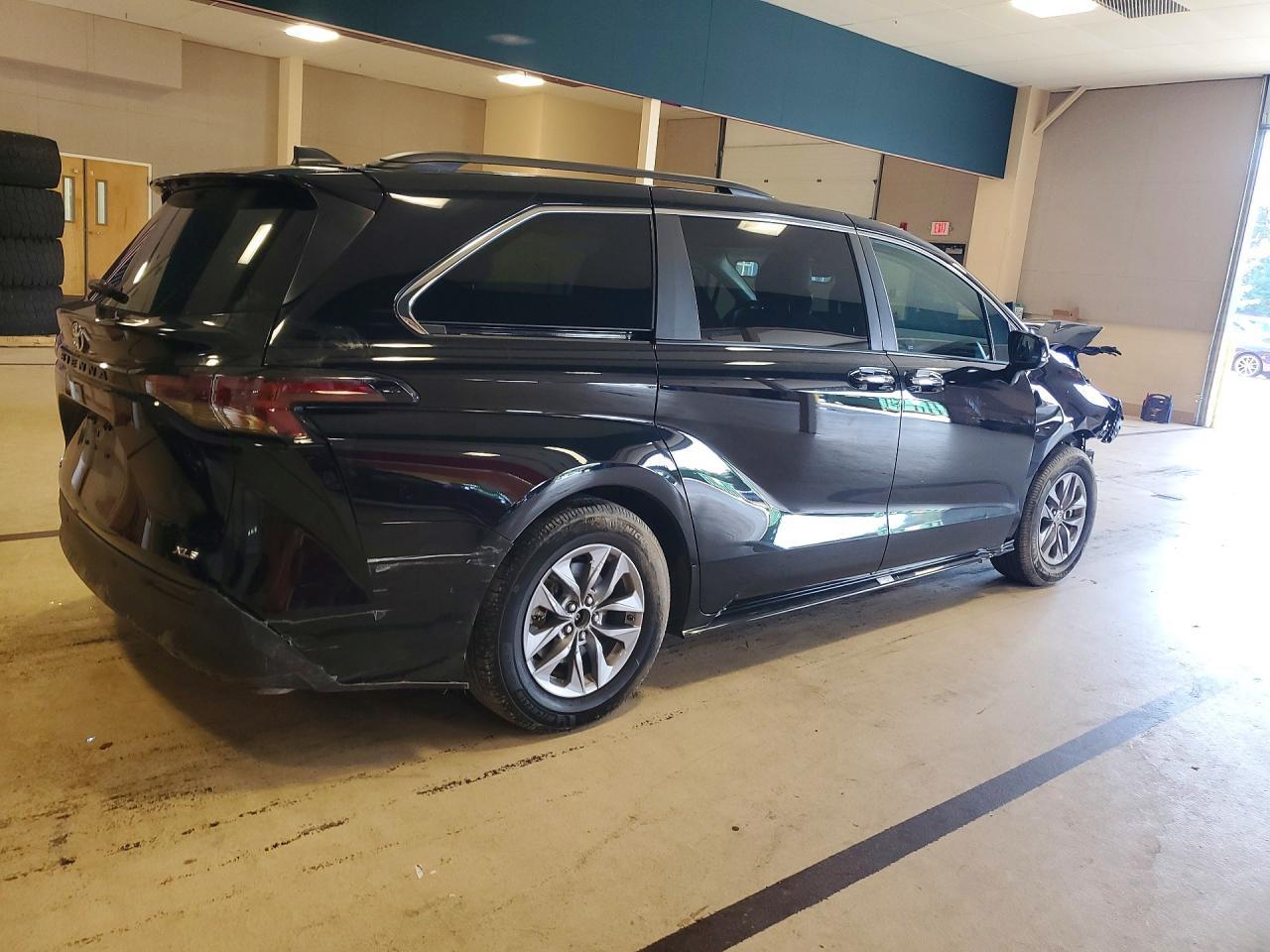 2025 TOYOTA SIENNA XLE 7-PASSENGER — Фото 3 из 12