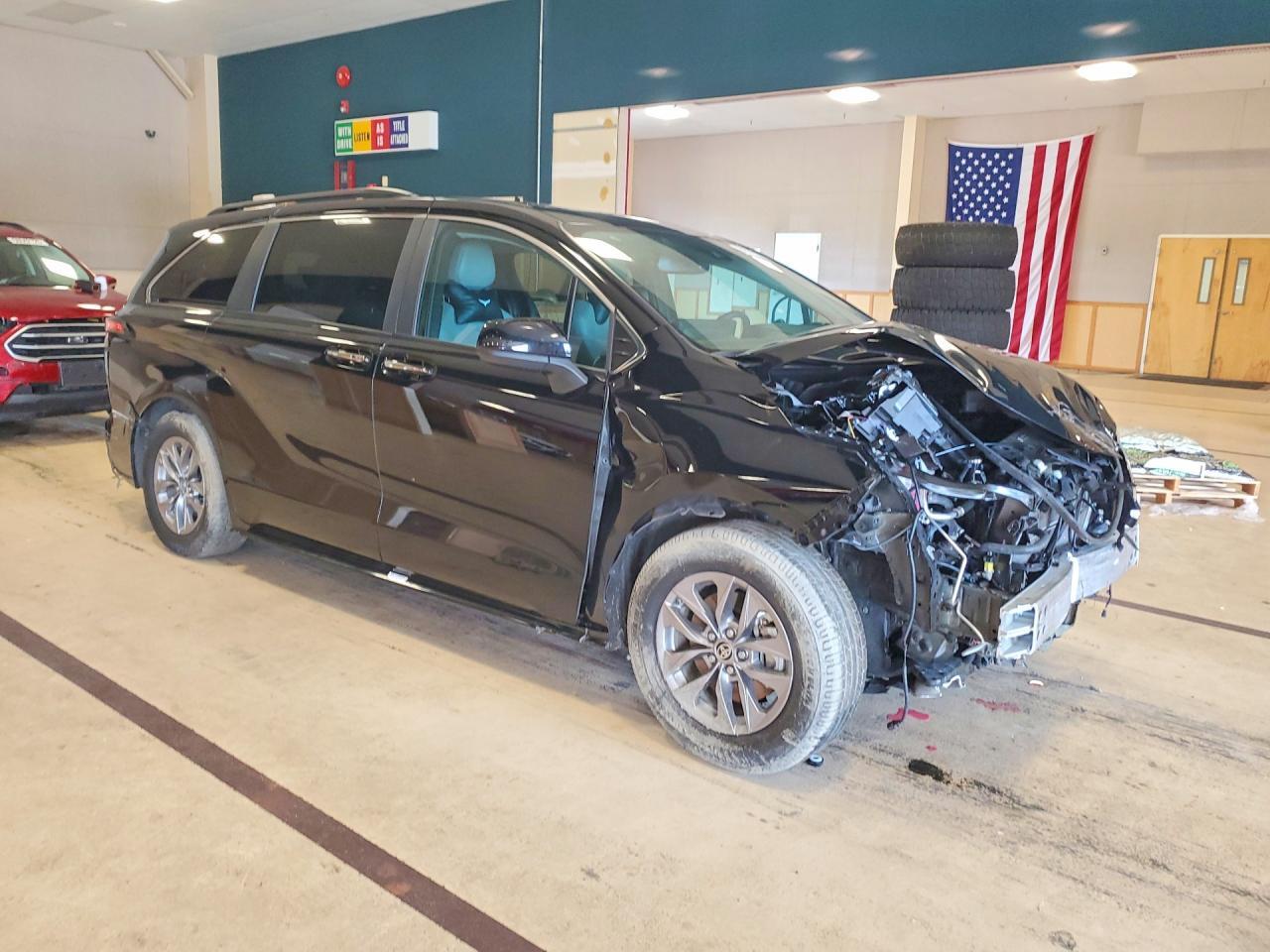 2025 TOYOTA SIENNA XLE 7-PASSENGER — Фото 4 из 12