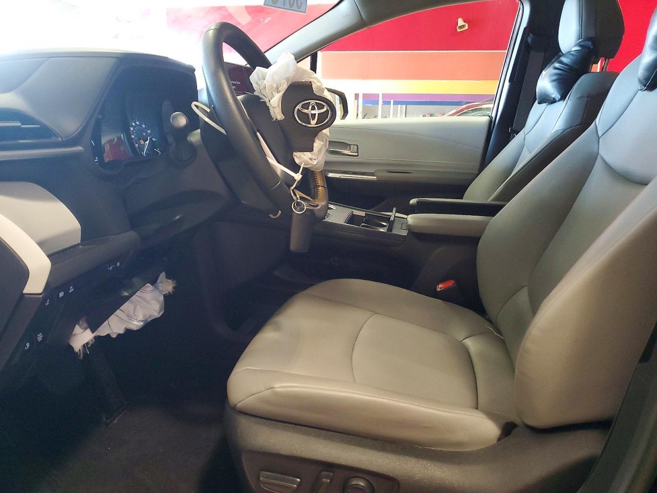 2025 TOYOTA SIENNA XLE 7-PASSENGER — Фото 7 из 12