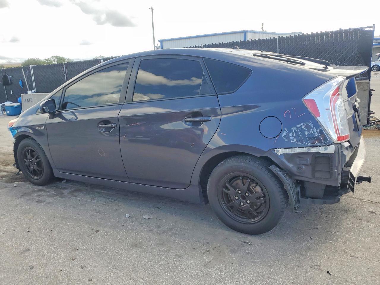 2015 TOYOTA PRIUS TWO — Фото 2 из 13