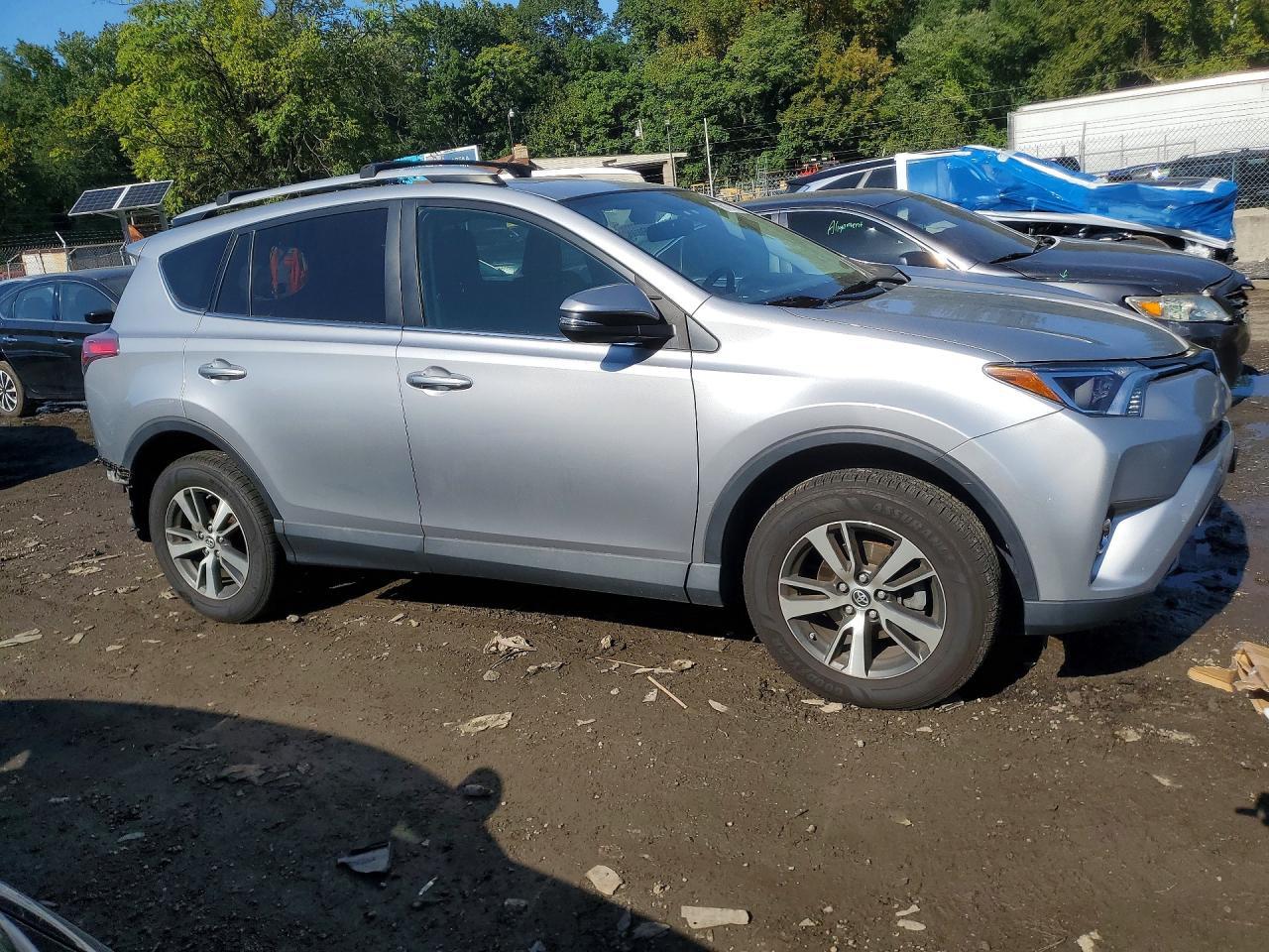 2016 TOYOTA RAV4 XLE — Фото 4 из 13