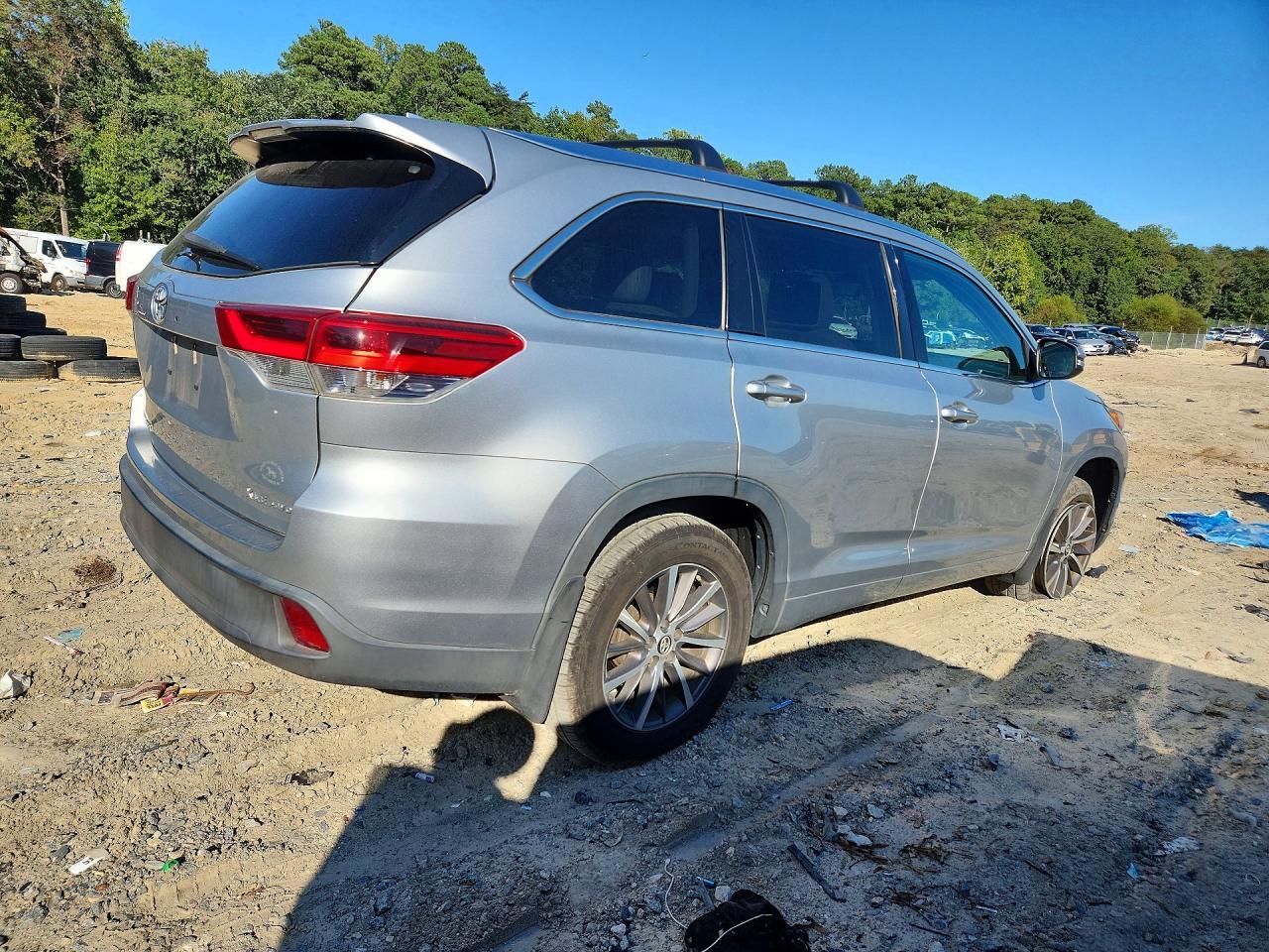 2018 TOYOTA HIGHLANDER XLE — Фото 3 из 13