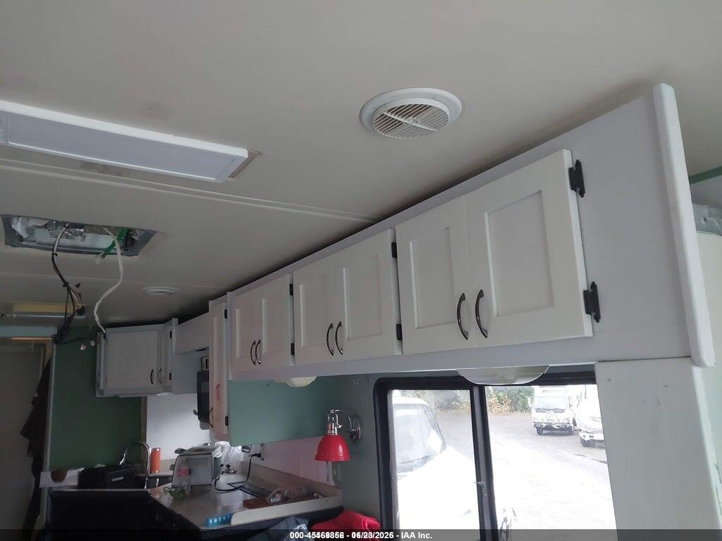 4UZ6XFBC2XCB54247 1999 FREIGHTLINER CHASSIS photo no. 8