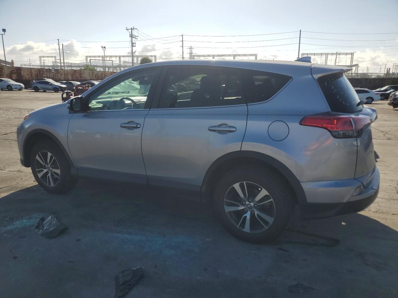 2018 TOYOTA RAV4 XLE — Фото 2 из 12