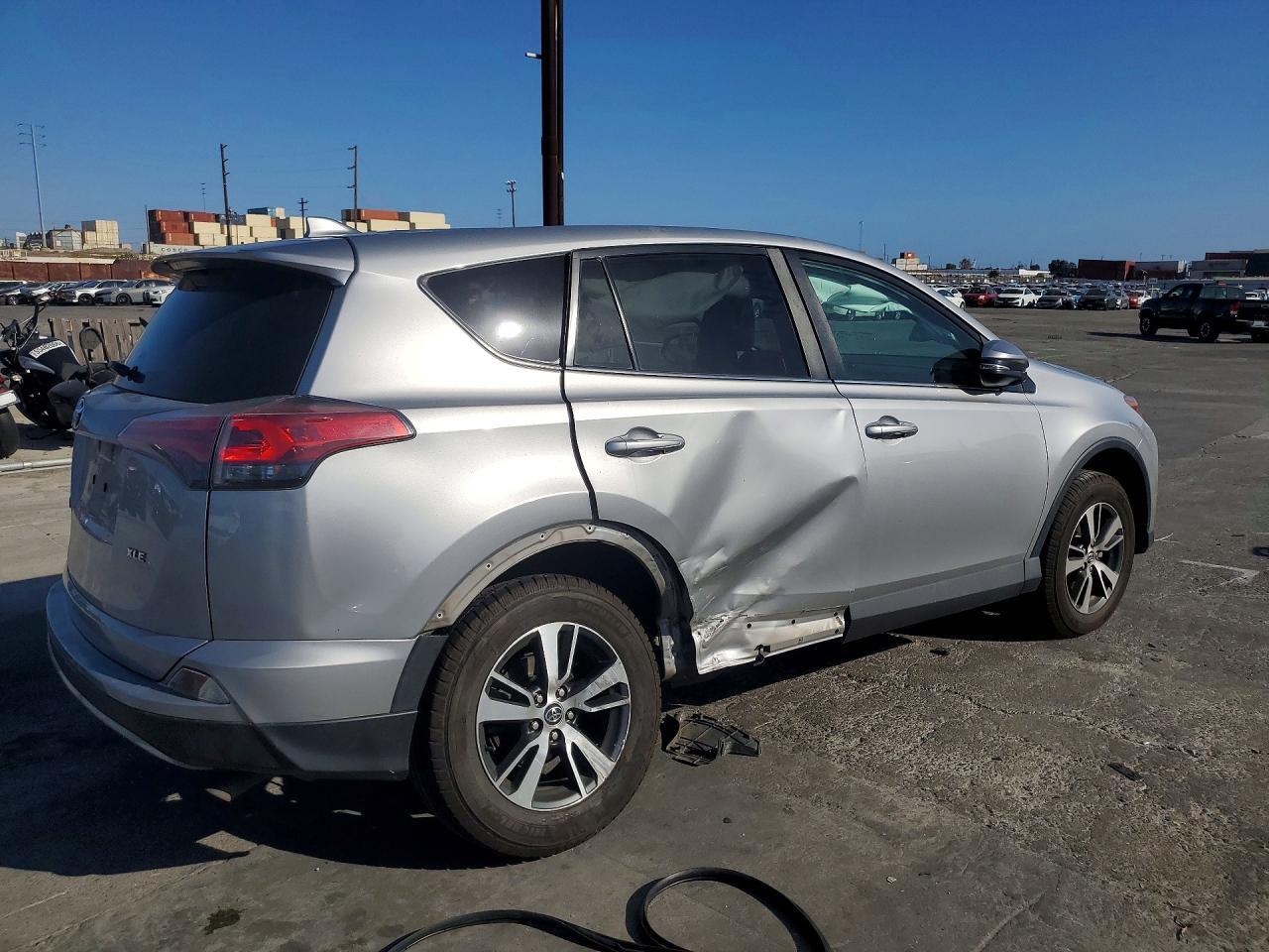 2018 TOYOTA RAV4 XLE — Фото 3 из 12
